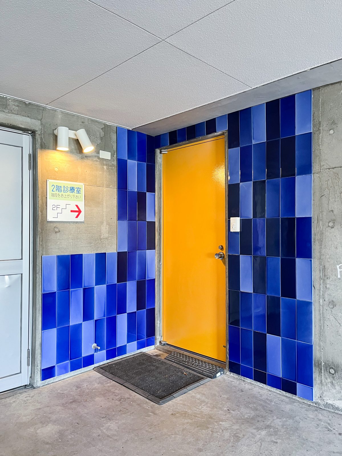 project#003 SATO DENTAL OFFICEのエントランスタイル